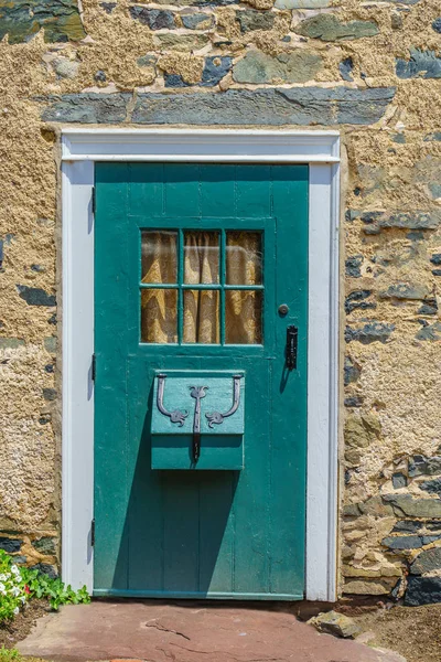 Belle porte en bois avec fenêtre à Historic New Hope, PA — Photo