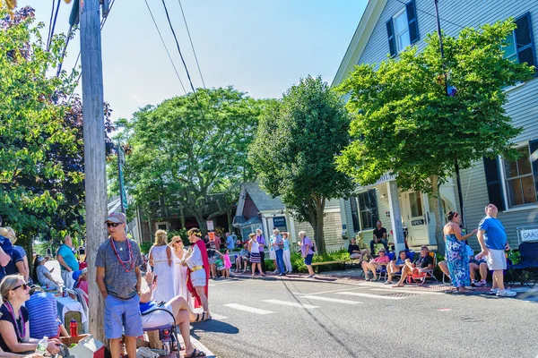 Ludzie chodzą w 39th roczne Provincetown karnawał bogów i bogini parada na Commercial Street w Provincetown 17 sierpnia 2017 r. — Zdjęcie stockowe
