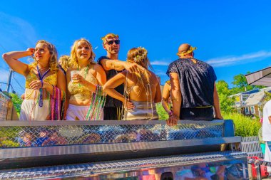 39 yıllık Provincetown karnaval Tanrı ve Tanrıça Parade Provincetown, Massachusetts 17 Ağustos 2017 ticari sokakta yürüyen insanlar