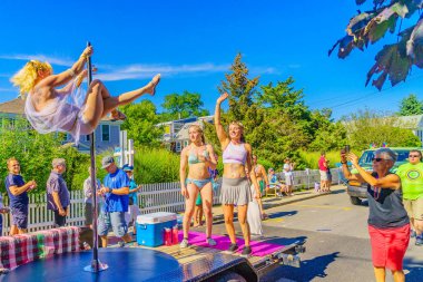 39 yıllık Provincetown karnaval Tanrı ve Tanrıça Parade Provincetown, Massachusetts 17 Ağustos 2017 ticari sokakta yürüyen insanlar