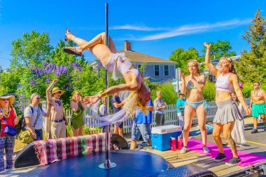 39 yıllık Provincetown karnaval Tanrı ve Tanrıça Parade Provincetown, Massachusetts 17 Ağustos 2017 ticari sokakta yürüyen insanlar