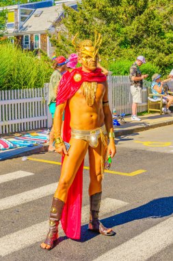 39 yıllık Provincetown karnaval Tanrı ve Tanrıça Parade Provincetown, Massachusetts 17 Ağustos 2017 ticari sokakta yürüyen insanlar