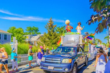 39 yıllık Provincetown karnaval Tanrı ve Tanrıça Parade Provincetown, Massachusetts 17 Ağustos 2017 ticari sokakta yürüyen insanlar