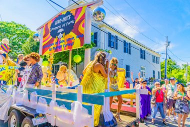 39 yıllık Provincetown karnaval Tanrı ve Tanrıça Parade Provincetown, Massachusetts 17 Ağustos 2017 ticari sokakta yürüyen insanlar
