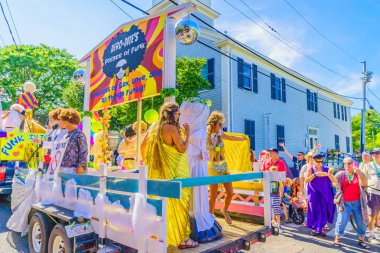 39 yıllık Provincetown karnaval Tanrı ve Tanrıça Parade Provincetown, Massachusetts 17 Ağustos 2017 ticari sokakta yürüyen insanlar