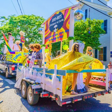 39 yıllık Provincetown karnaval Tanrı ve Tanrıça Parade Provincetown, Massachusetts 17 Ağustos 2017 ticari sokakta yürüyen insanlar