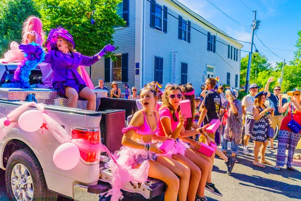 Ludzie chodzą w 39th roczne Provincetown karnawał bogów i bogini parada na Commercial Street w Provincetown 17 sierpnia 2017 r. — Zdjęcie stockowe