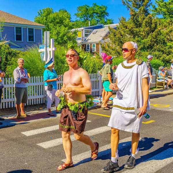 人走在 39 年的普洛嘉年华神和女神游行在商业街在普罗温斯敦，马萨诸塞州 2017 年 8 月 17 日 — 图库照片