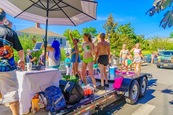 39 yıllık Provincetown karnaval Tanrı ve Tanrıça Parade Provincetown, Massachusetts 17 Ağustos 2017 ticari sokakta yürüyen insanlar — Stok fotoğraf