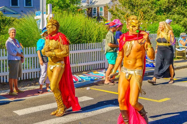 人走在 39 年的普洛嘉年华神和女神游行在商业街在普罗温斯敦，马萨诸塞州 2017 年 8 月 17 日 — 图库照片