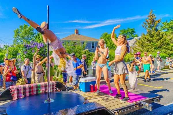 39 yıllık Provincetown karnaval Tanrı ve Tanrıça Parade Provincetown, Massachusetts 17 Ağustos 2017 ticari sokakta yürüyen insanlar — Stok fotoğraf