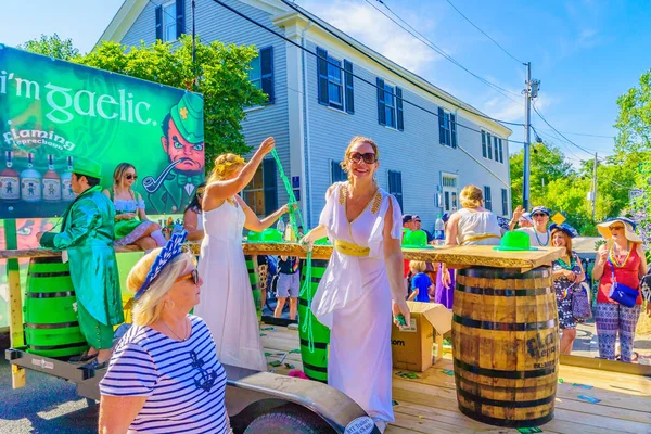 39 yıllık Provincetown karnaval Tanrı ve Tanrıça Parade Provincetown, Massachusetts 17 Ağustos 2017 ticari sokakta yürüyen insanlar — Stok fotoğraf