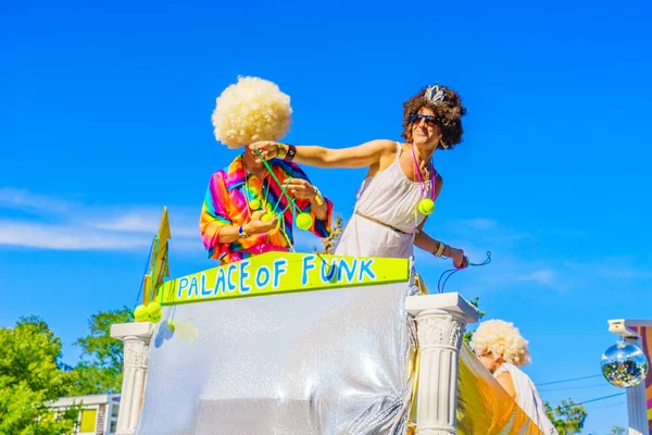 Människor som vandrar i den 39: e årliga Provincetown Carnival gudar och gudinnan parad på Commercial Street i Provincetown, Massachusetts 17 augusti 2017 — Stockfoto