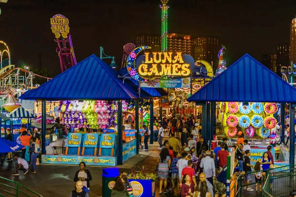 Coney Island Luna Park de noche Brooklyn Nueva York —  Fotos de Stock