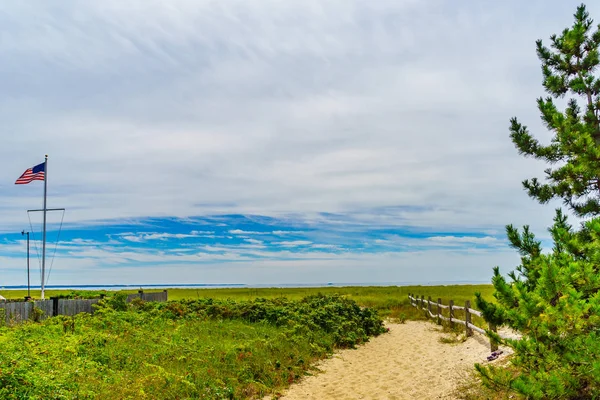 Pusta droga z ogrodzenia na plażę na dzień jasny lato w Provincetown, Cape Cod w stanie Massachusetts — Zdjęcie stockowe