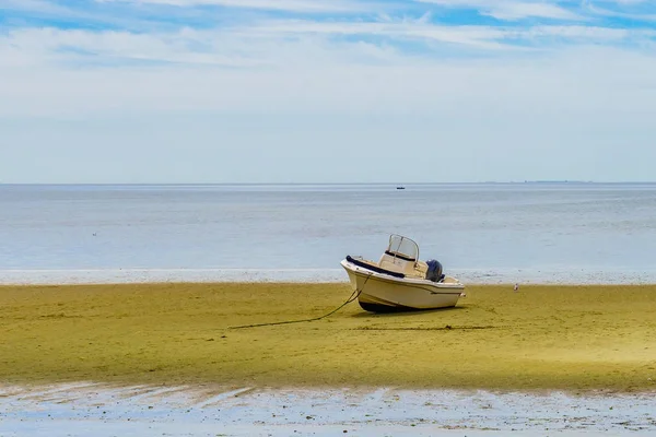 Båtar i Provincetown kusten vid lågvatten Ma — Stockfoto