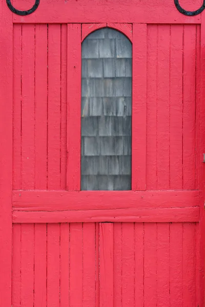 Ancienne porte coulissante en bois rouge avec fenêtre à Wellfleet Cape Cod MS — Photo