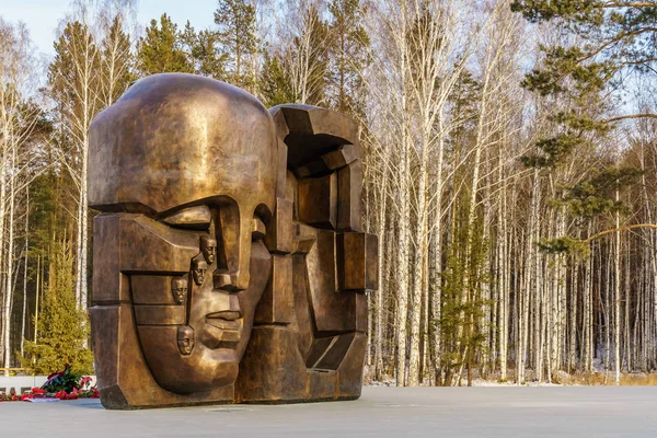 Ekaterinbourg, Russie novembre 2017, Monument Masques de deuil par Ernst Neizvestny — Photo
