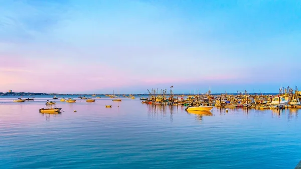 Navios e barcos na Marina Provincetown durante o pôr do sol Provincetown, MA — Fotografia de Stock