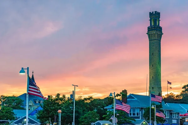 Pilgrim Anıtı ve Provincetown gün batımı Provincetown sırasında, MA