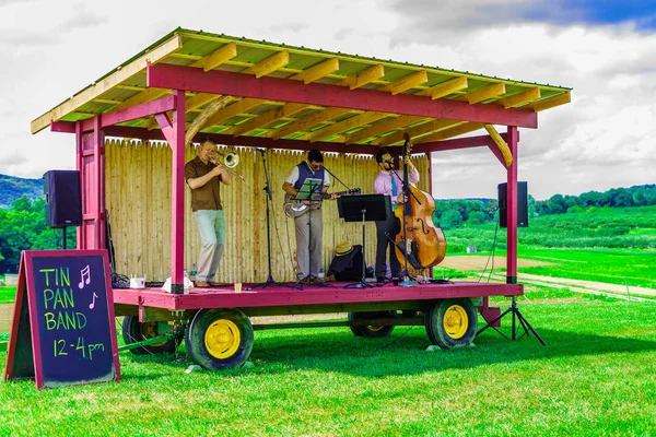 Βόρεια της πολιτείας της Νέας Υόρκης ΗΠΑ - συγκρότημα της κάντρι μουσικής 12 Αυγούστου 2017 στην πλατφόρμα πράσινο πεδίο, το τοπίο του Λιβάδι με χλόη — Φωτογραφία Αρχείου