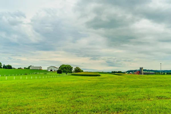 Agricoltura di campo di paese Amish farm barn a Lancaster, Pa — Foto Stock