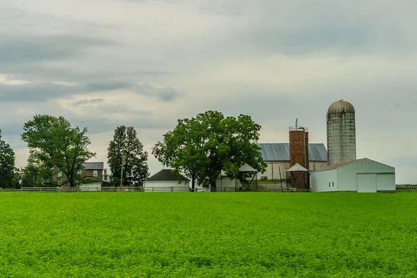 Amish country farm stodoła pole rolnictwo w Lancaster, Pa — Zdjęcie stockowe