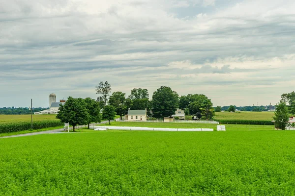 Amish campo granja granero agricultura en Lancaster, PA — Foto de Stock