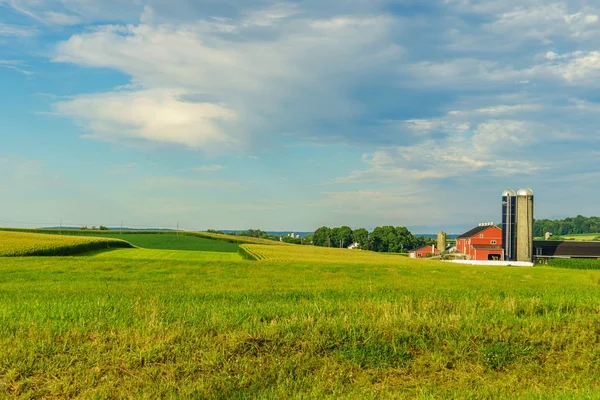 Agricoltura di campo di paese Amish farm barn a Lancaster, Pa — Foto Stock