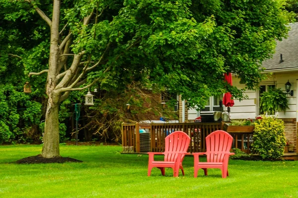 Країна амішів червоний софа, антикварні ліхтарі висить на дереві в Ланкастер, ПА — стокове фото
