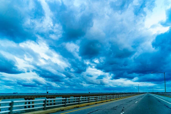 Мост Чесапикского залива или мост-тоннель Люциуса Келлама-младшего, Вирджиния — стоковое фото
