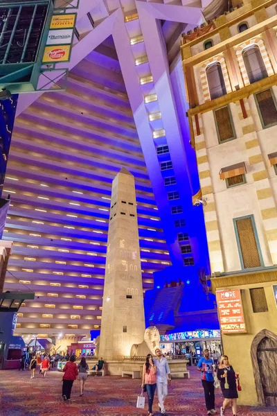 Λας Βέγκας, Nv, Ηνωμένες Πολιτείες - 30 Ιουλίου 2016 Luxor Hotel Casino Las Vegas Strip τη νύχτα στη Νεβάδα — Φωτογραφία Αρχείου
