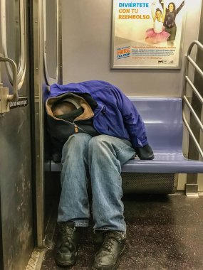 Manhattan Ny, bize - 26 Şubat 2018 evsiz bir metro arabada uyur
