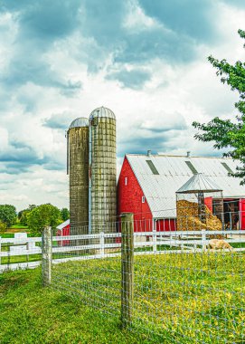Lancaster 'daki Amish tarlası tarım çiftliği ahırı, PA US.