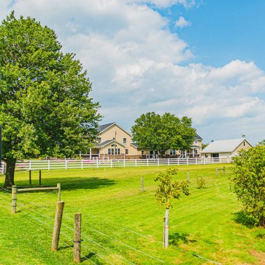 Lancaster, PA ABD 'deki Amish kırsalındaki tarım çiftliği ahırında Amish kır evleri ve ahırları..