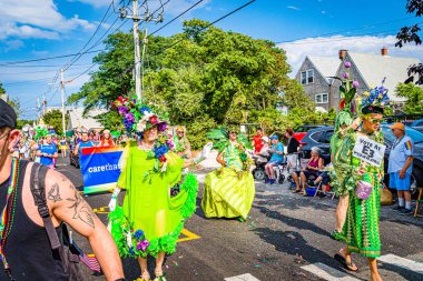 Provincetown, Massachusetts ABD - 22 Ağustos 2019 Ticaret Caddesi 'ndeki Yıllık Provincetown Karnaval Yürüyüşü.