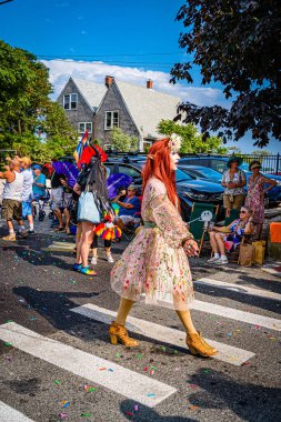 Provincetown, Massachusetts ABD - 22 Ağustos 2019 Ticaret Caddesi 'ndeki Yıllık Provincetown Karnaval Yürüyüşü.