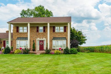 Amiş ülkesi, Lancaster Pa Us - 4 Eylül 2019, Lancaster 'daki tarlalar arasında ev, çit, ağaç, çimen, Pa Us