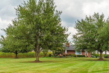 Amiş ülkesi, Lancaster Pa Us - 4 Eylül 2019, Lancaster 'daki tarlalar arasında ev, çit, ağaç, çimen, Pa Us