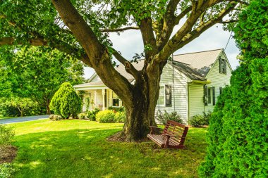 Amiş ülkesi, Lancaster Pa Us - 4 Eylül 2019, Lancaster 'daki tarlalar arasında ev, çit, ağaç, çimen, Pa Us