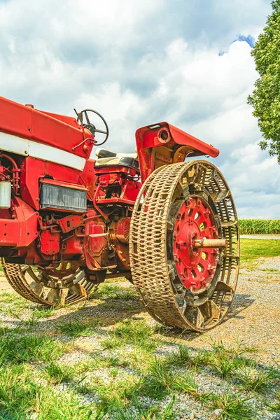 Amish country vintage tractor agrícola rojo con ruedas de metal sobre un fondo de campo en Lancaster, PA US —  Fotos de Stock