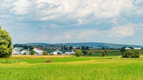 Amish country farm barn field agriculture in Lancaster, PA USA — Foto Stock