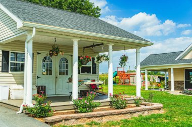 Amiş ülkesi, Lancaster Pa Us - 4 Eylül 2019, Lancaster 'daki tarlalar arasında ev, çit, ağaç, çimen, Pa Us