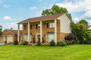 Amiş ülkesi, Lancaster Pa Us - 4 Eylül 2019, Lancaster 'daki tarlalar arasında ev, çit, ağaç, çimen, Pa Us