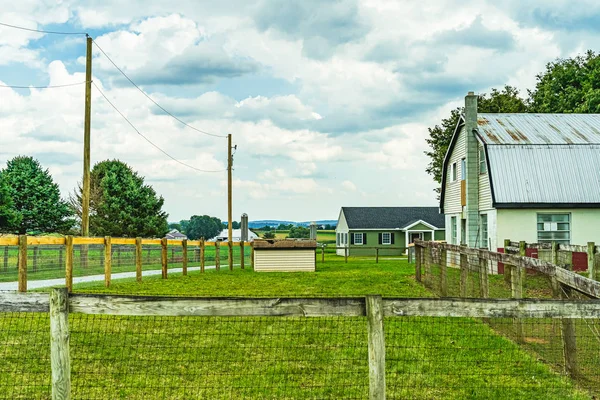 Kraj Amiszów, Lancaster Pa Us - 4 września 2019, dom, płot, drzewo, trawa na drodze między polami w Lancaster, Pa Us — Zdjęcie stockowe