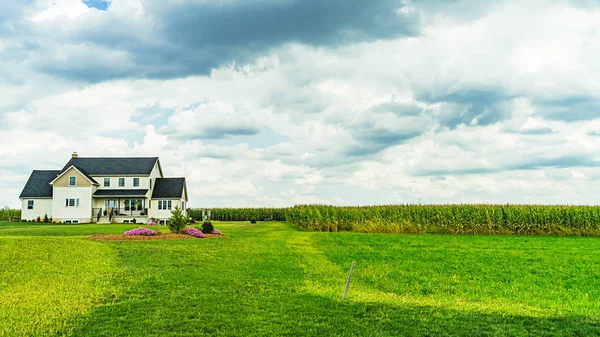 Amish Country, Lancaster Pa Us - 4 Σεπτεμβρίου 2019, σπίτι, φράχτης, δέντρο, γρασίδι στο δρόμο μεταξύ των αγρών στο Lancaster, Pa Us — Φωτογραφία Αρχείου