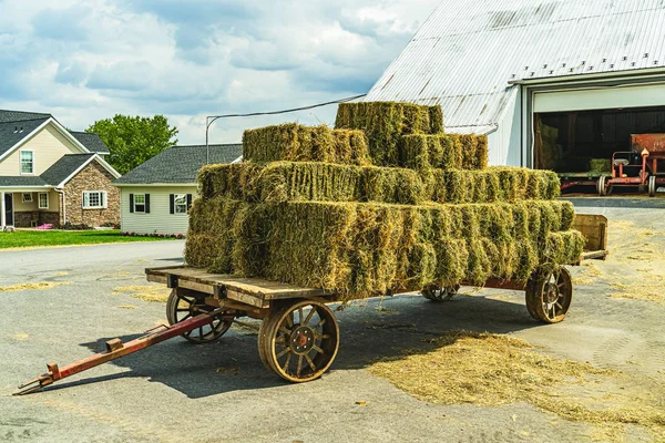 Amish kraju siano załadowany wagon na farmie stodoła rolnictwa w Lancaster, Pa Us — Zdjęcie stockowe