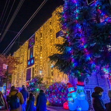 Brooklyn, Ny, Usa - 23 Aralık 2019, Dyker Heights, New York 'taki evlerin Gece Görüşü Noel süslemesi