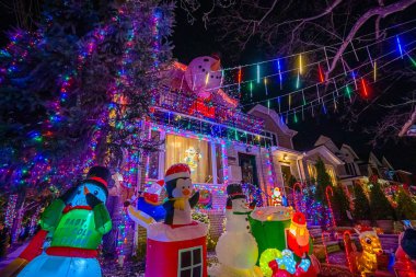 Brooklyn, Ny, Usa - 23 Aralık 2019, Dyker Heights, New York 'taki evlerin Gece Görüşü Noel süslemesi