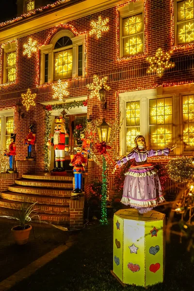 Brooklyn, Ny, Usa - 22 Aralık 2014, Dyker Heights, New York 'taki evlerin Gece Görüşü Noel dekorasyonu — Stok fotoğraf
